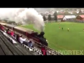 Un train traverse le stade en plein match de foot !