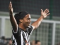 Ronaldinho met un but en partant du milieu de terrain