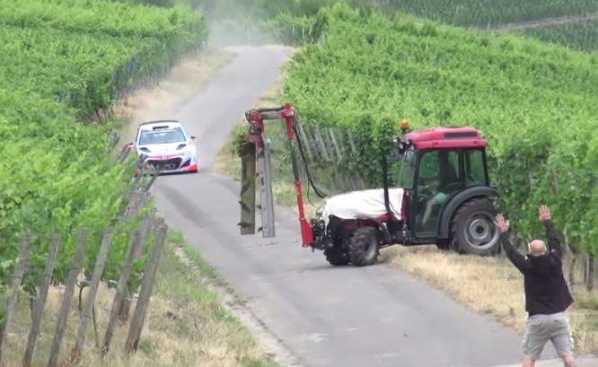 Neuville évite le crash avec le tracteur